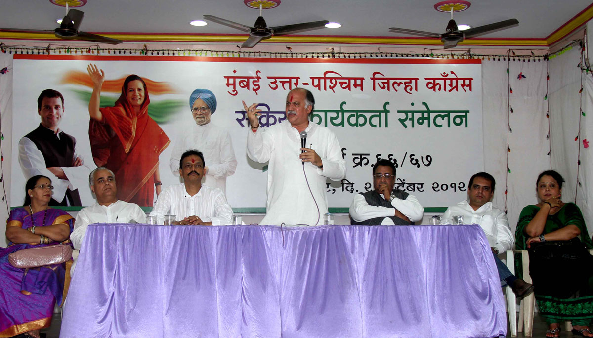 M.P.& EX.UNION MINISTER GURUDAS KAMAT IN CONGRESS PARTY WORKER'S MEETING IN HIS CONSTITUENCY AT JOGESHWARI.
