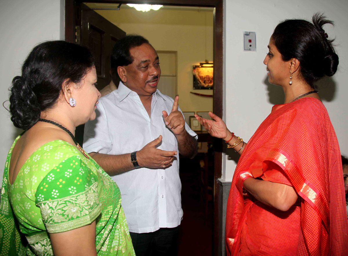 MINISTER FOR INDUSTRIES NARAYANRAO RANE WITH WIFE SMT.NILAM TAI RANE & M.P.SUPRIYA SULE AT MAHALAXMI MANDIR.