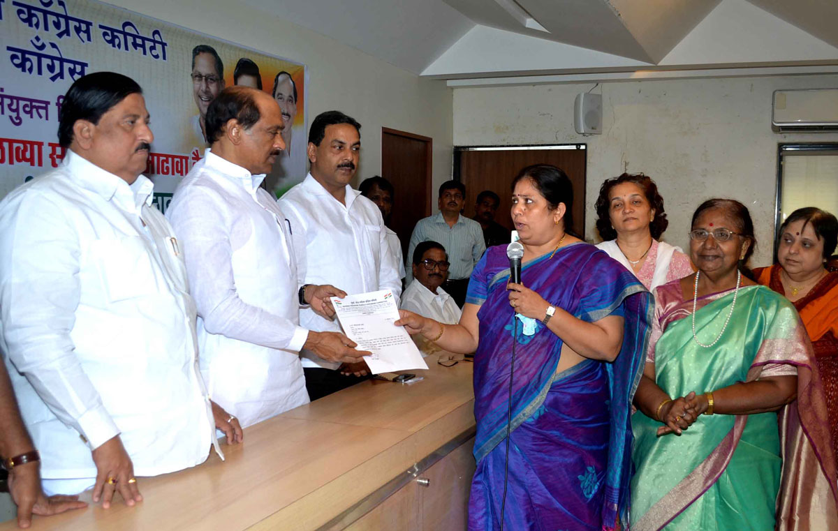 MPCC PRESIDENT MANIKRAO THAKRE,MINISTER ARIF NASIM KHAN SLUM BOARD MEETING AT MUMBAI CONGRESS RAJIV GANDHI BHAVAN.