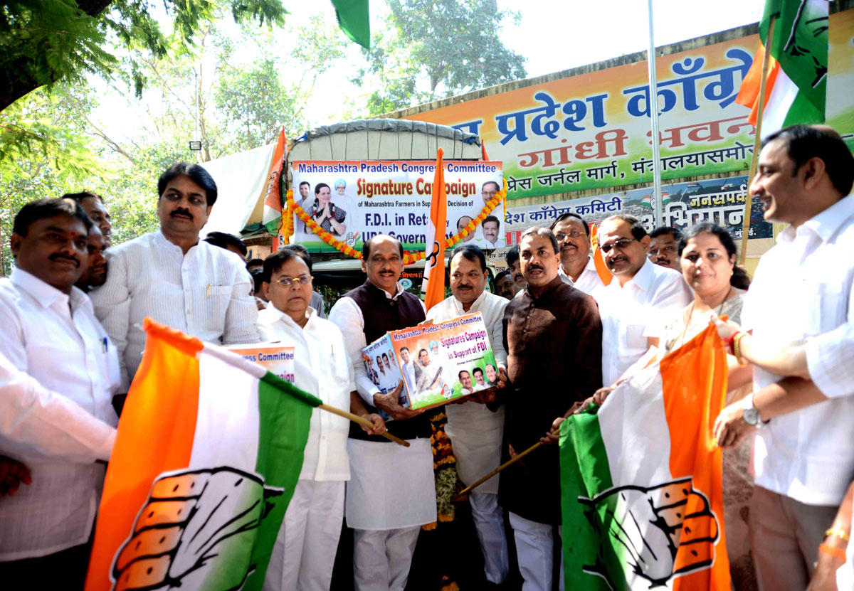 MPCC PRESIDENT MANIKRAO THAKRE FLAG OFF 20 LAKH SIGNATURES CAMPAIGN MAHARASHTRA FARMER IN SUPPORT OF DECISION OF FDI IN RETHAIL BY UPA GOVERNMENT.