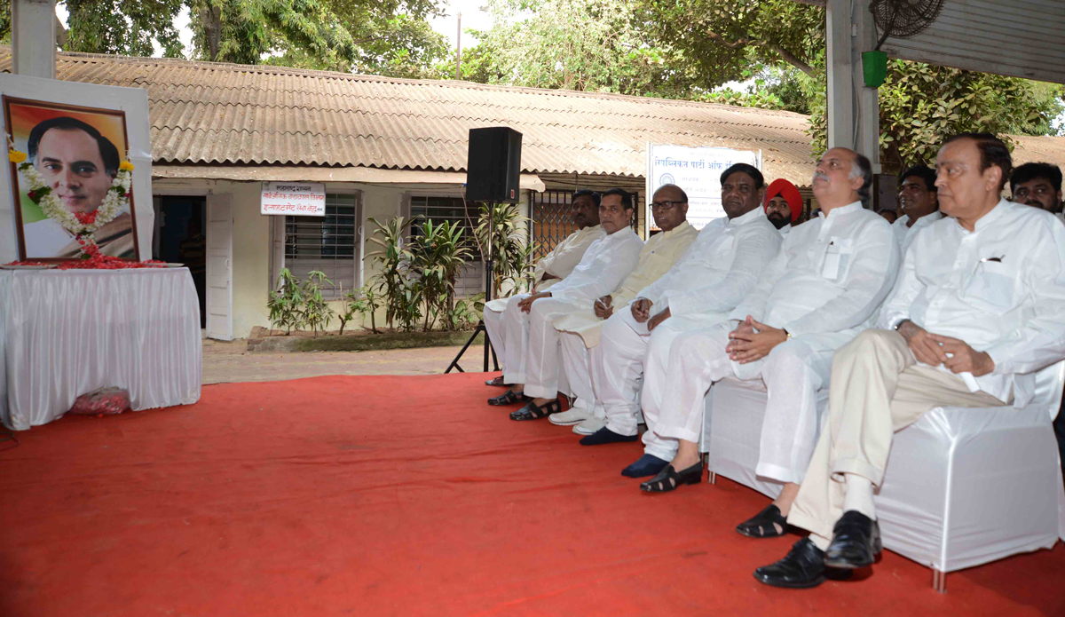 MUMBAI CONGRESS PAYING TRIBUTE TO LATE PRIME MINISTER RAJIV GANDHI ON HIS DEATH ANNIVERSARY AT MRCC RAJIV GANDHI BHAVAN AZAD MAIDAN.