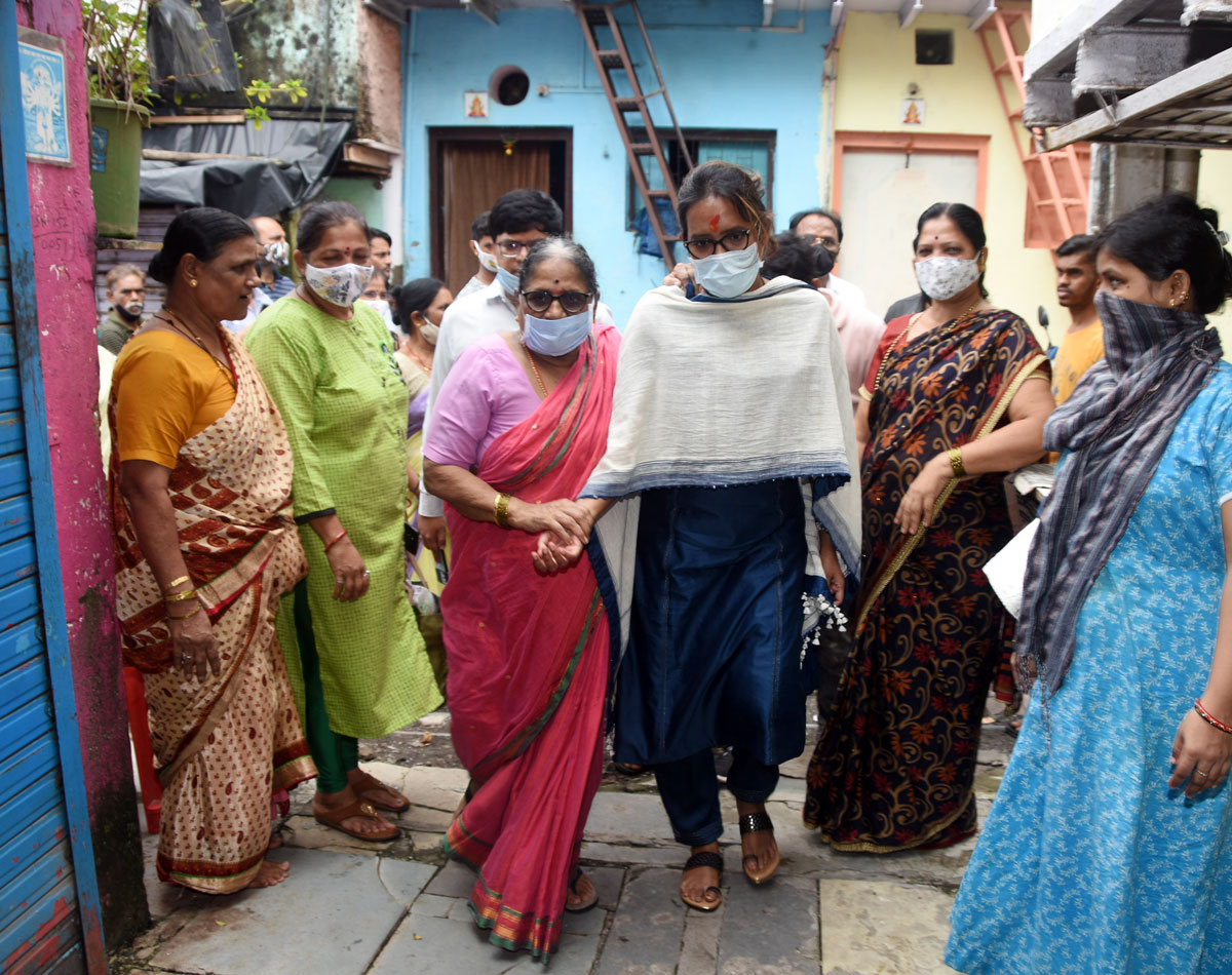 Minister Varshatai Gaikwad visit Dharavi Assembly.