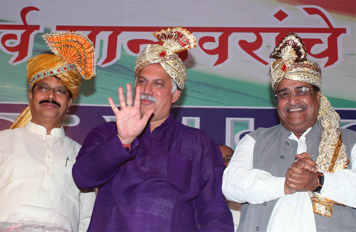 M.P.& EX.UNION MINISTER GURUDAS KAMAT IN KARYKATA MELAVA AT VILEPARLE.