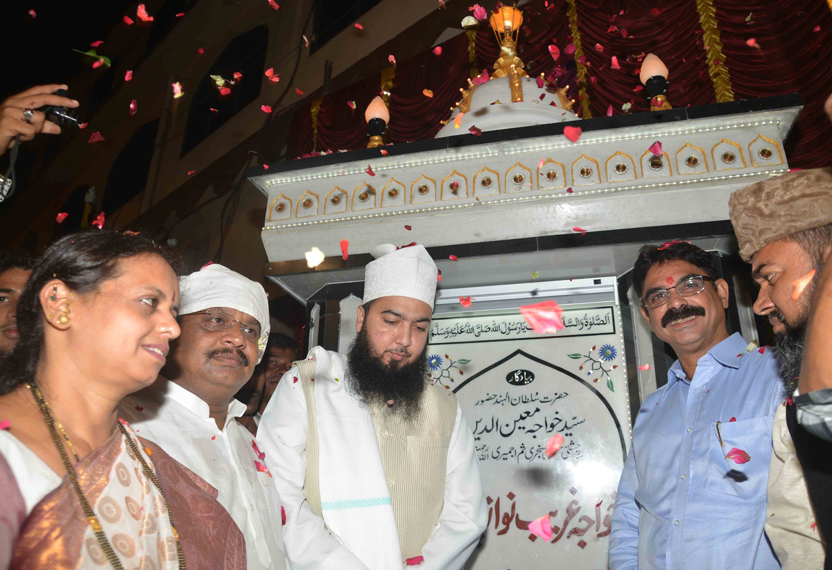 SHAHEJADA-E-SHAHIDEED-E-RAAH-E-MADINAH HAJRAT  SAYED MOULANA MOINUDDIN  ASHRAF ASHARAFI URF MOIN  MIYAN INUAGURATES KHWAJA GABIR NAWAJ CHOWK AT REAY ROAD.