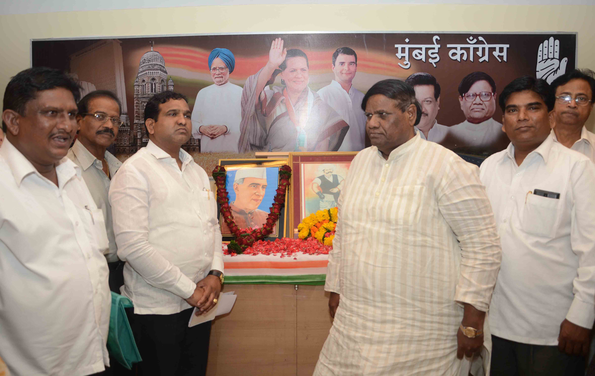 MUMBAI CONGRESS LEADER'S PAYING TRIBUTE TO LATE PRIME MINISTER OF INDIA PANDIT JAWAHARLAL NEHRU ON HIS BIRTH ANNIVERSARY AT MRCC RAJIV GANDHI BHAVAN.