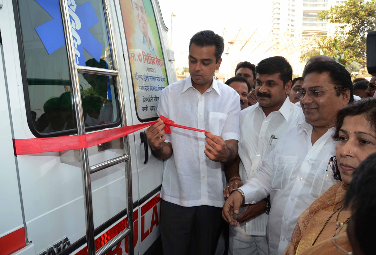 UNION STATE MINISTER MILIND DEORA & STATE MINISTER SACHIN BHAU AHIR AT WORLI BDD CHAWL.
