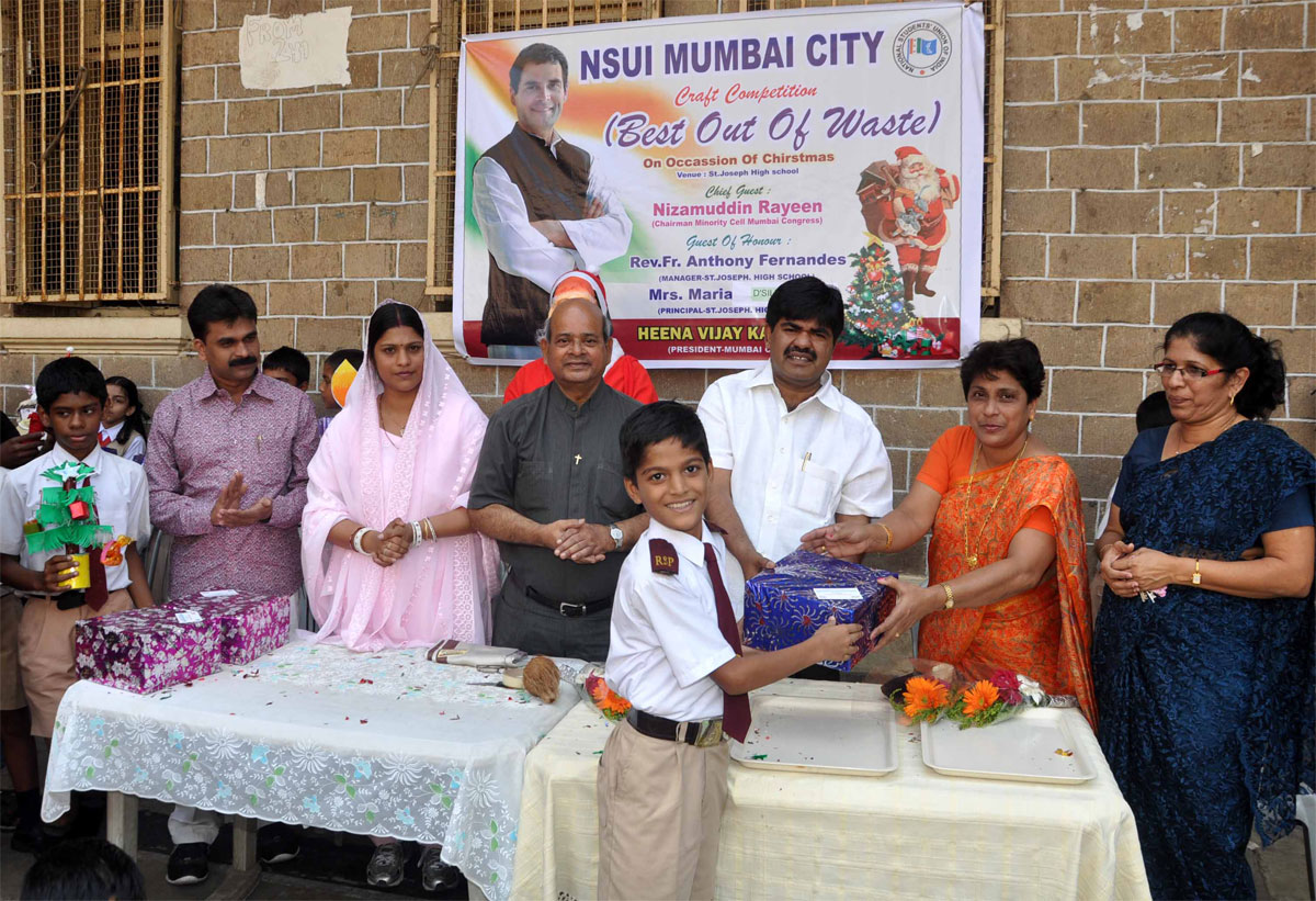 NSUI MUMBAI CITY PRESIDENT HEENA VIJAY KANOJIA ORG.BEST OUT OF WASTE AT UMERKHADI.