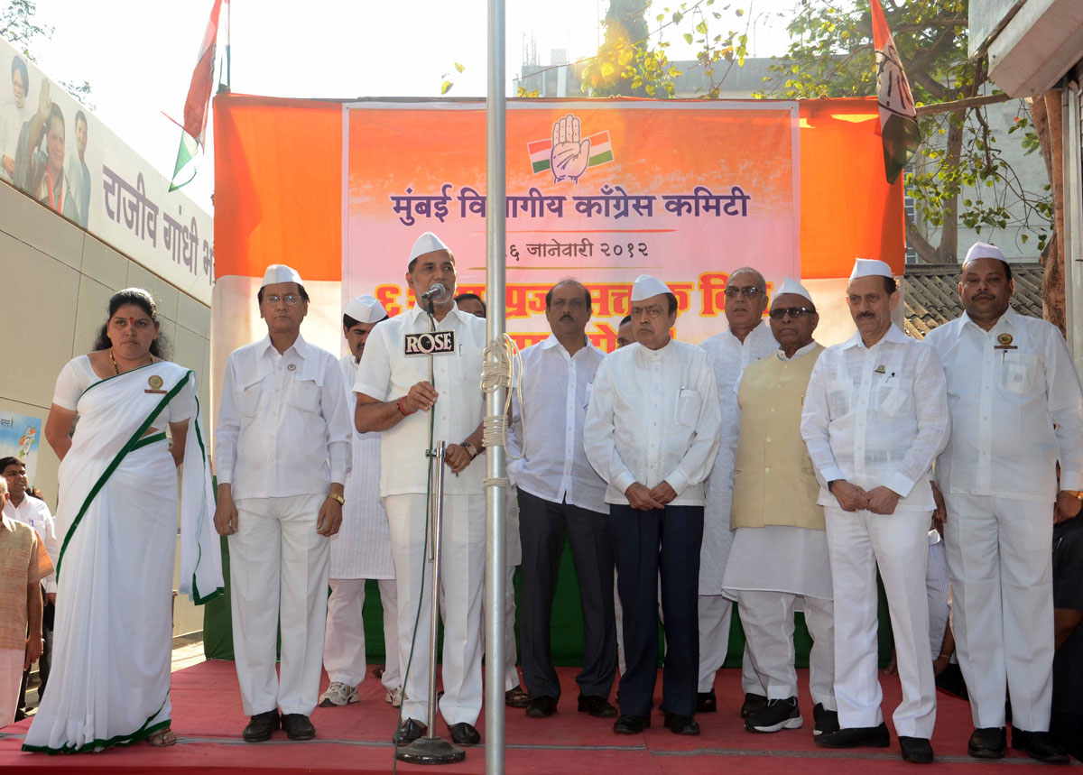 MUMBAI CONGRESS CELEBRATING REPUBLIC DAY ON OCCASION EX.UNION MINISTER MURLI DEORA,MRCC PRESIDENT KRIPASHANKAR SINGH AT MUMBAI CONGRESS RAJIV GANDHI BHAVAN.