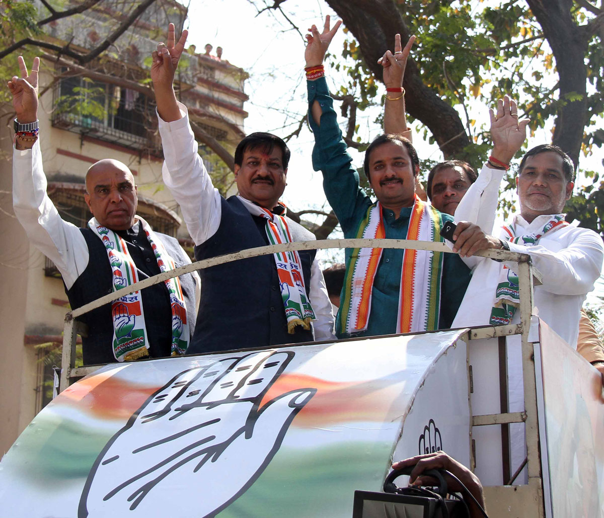 CHIEF MINISTER PRITHVIRAJ CHAVAN & MRCC PRESIDENT KRIPASHANKAR SINGH ROAD SHOW CONGRESS-NCP & PRP CANDIDATE NITESH SINGH AT KURLA.
