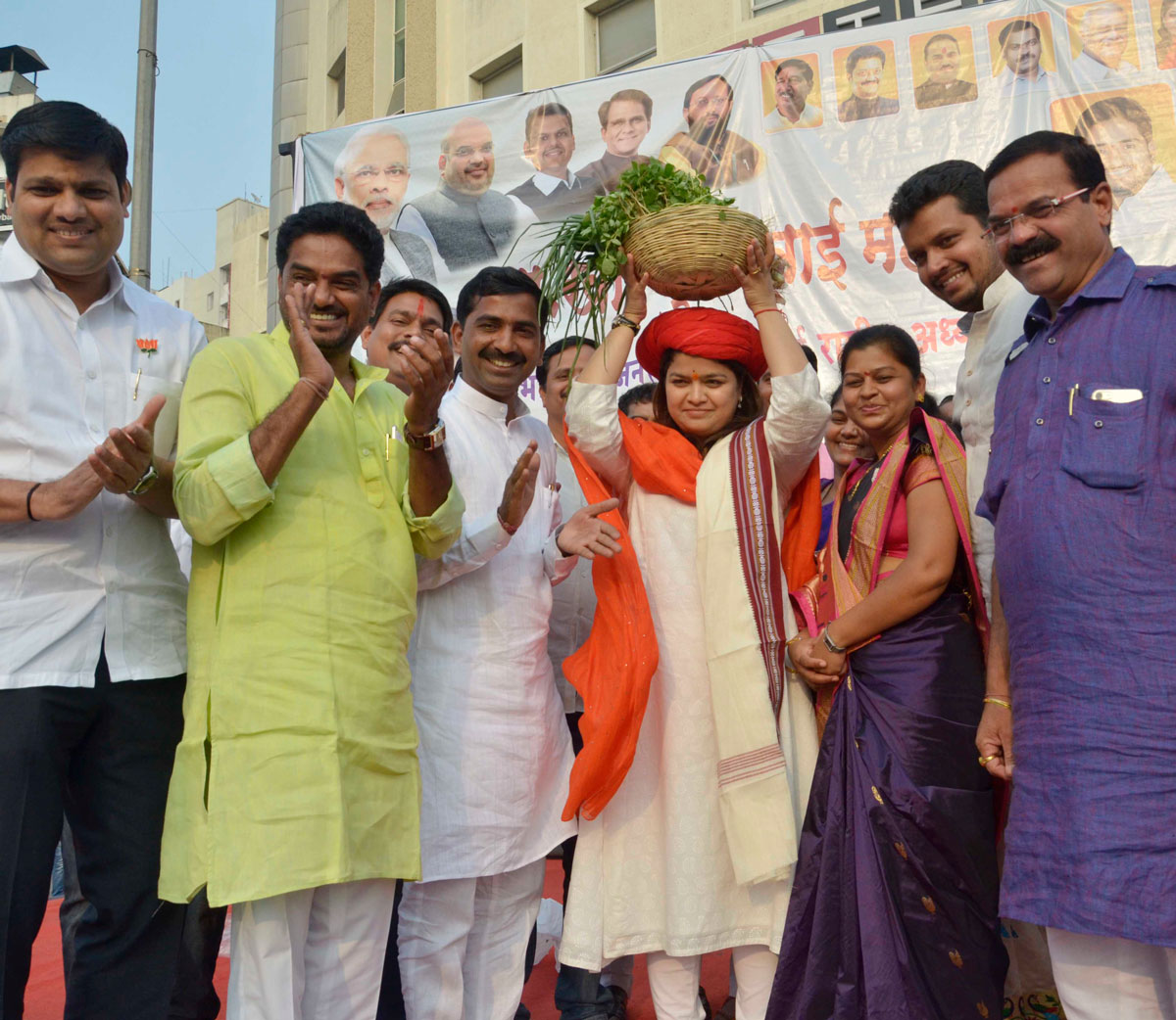 BJP MP & Yuva Morcha President Poonam Mahajan Felicitated on her visit Mumbai to Pune.