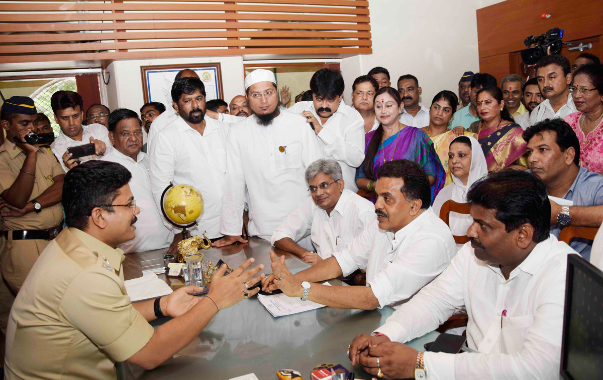 Mumbai Congress President Sanjay Nirupam with LOP BMC Ravi Raja & Corporators Team meets DCP Zone 1 office to Fie Complaint against BMC Commissioner Ajoy Mehta against Land Scam.