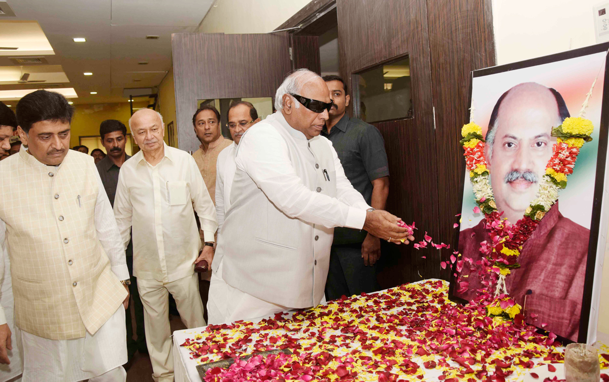 MPCC Leaders Meeting at Tilak Bhavn in Chief Presence of AICC GS & Maharshtra Incharge Mallikarjun Kharge.