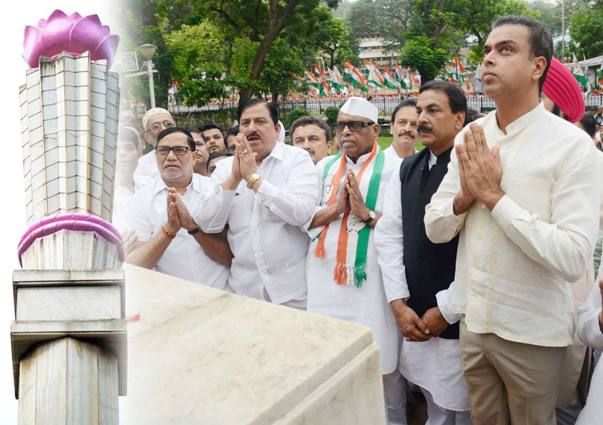Tribute to Krantveers on August Kranti Din at Auguast Kranti Maidan.