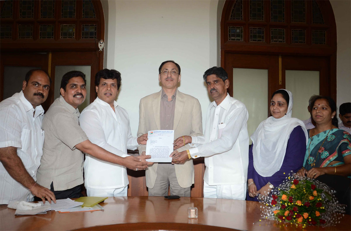 MUMBAI NCP PRESIDENT NARENDRA VERMA & TEAM MEETS NEWLY BMC COMMISSIONER SITARAM KUNTE AT BMC HEAD OFFICE.