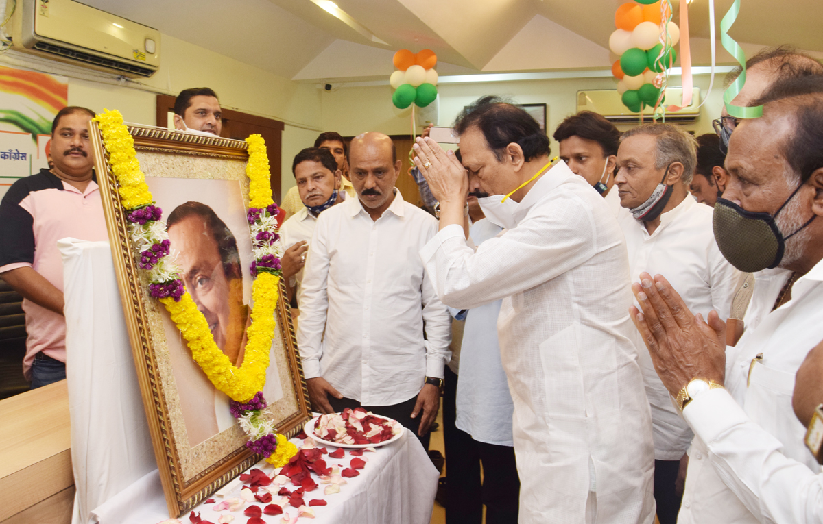 Mumbai Congress President Bhai Jagtap Paid Tribute to Sr.Congress Leader Murlibhai Deora on his Birth Anniversary at Mumbai Congress Rajiv Gandhi Bhavan.