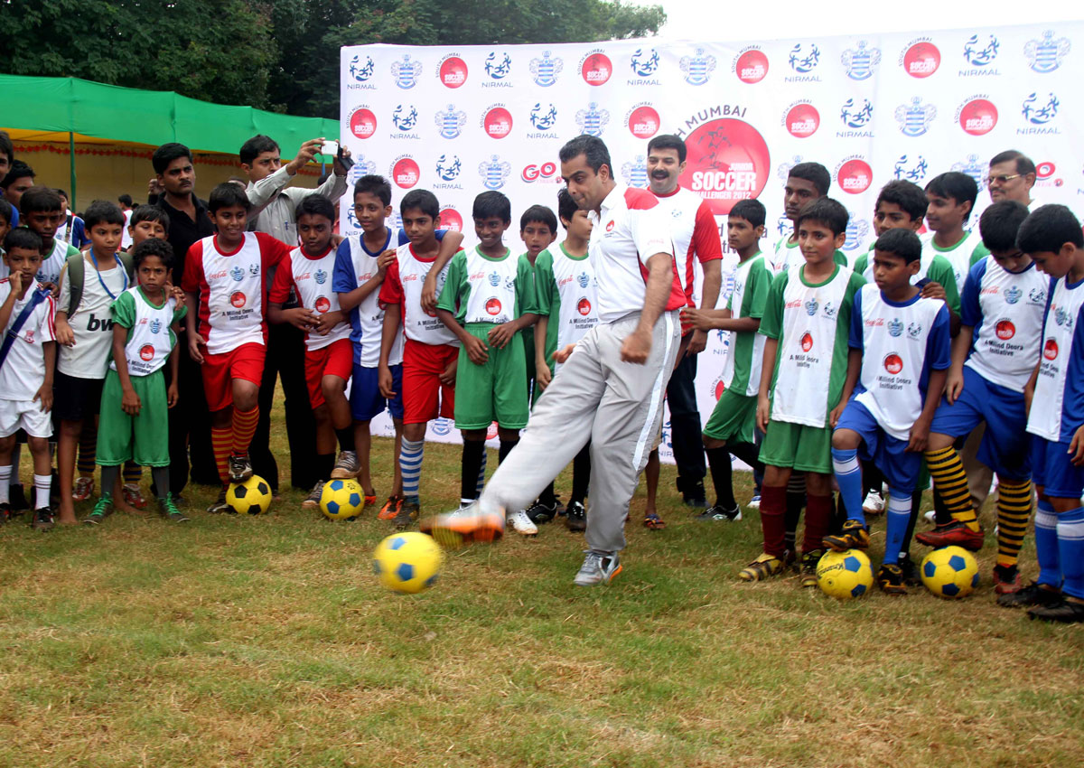 UNION MINISTER OF STATE MILIND DEORA IN TECHNOLOGY INVITES YOU TO KICKOFF OF THE SOUTH MUMBAI JUNIOR SOCCER CHAMIPONSHIP SEASON-2012 AT MAHALAXMI RAILWAY GROUND.