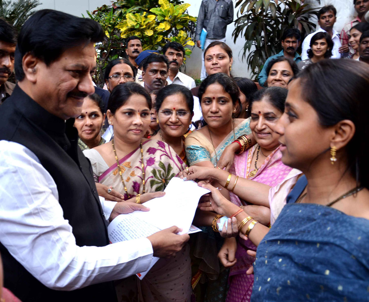 MP.SUPRIYA SULE WITH DELAGATES MEETS CHIEF MINISTER PRITHVIRAJ CHAVAN AT Y.B.CHAVAN.