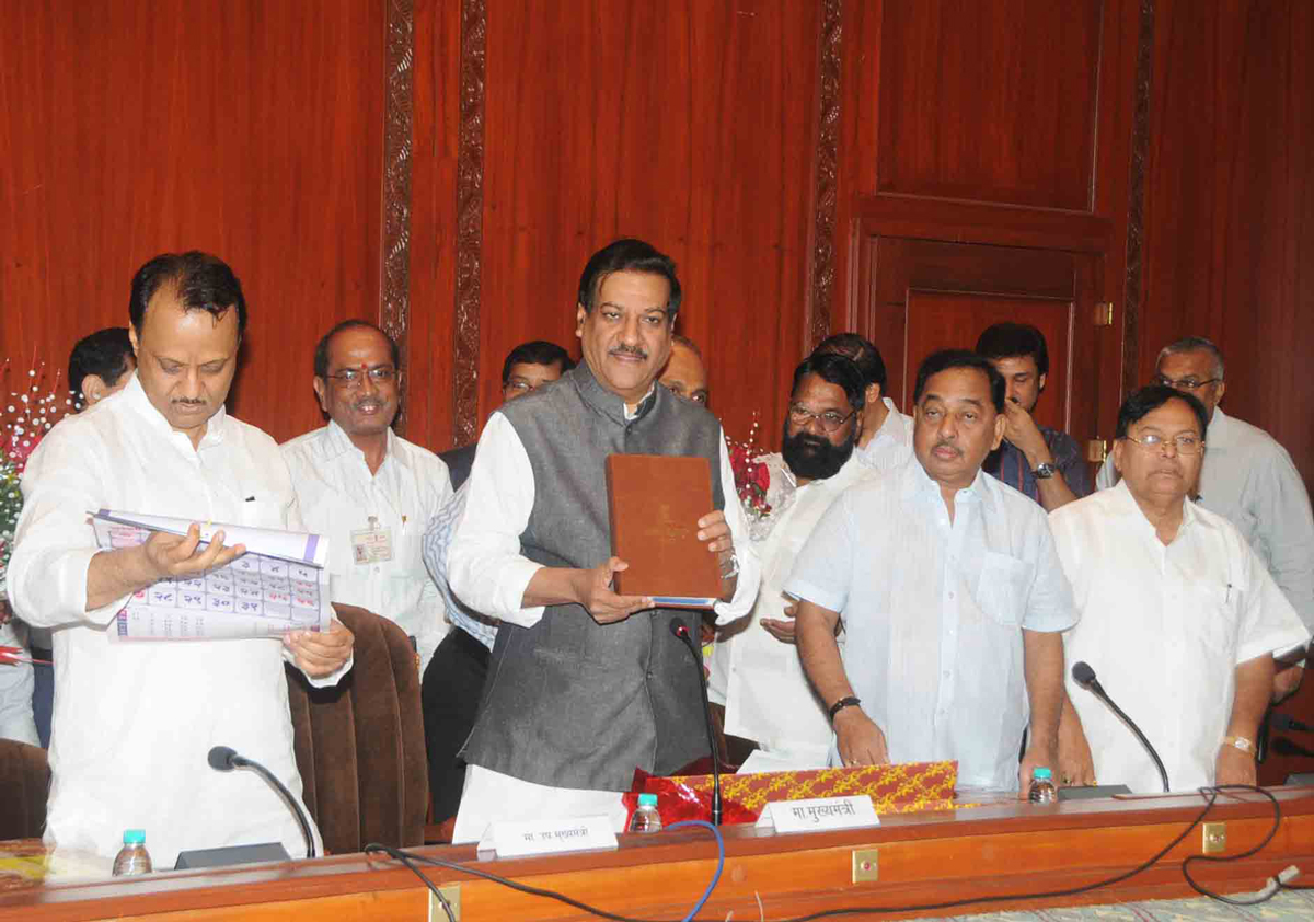 CHIEF MINISTER PRITHVIRAJ CHAVAN & DY.CHIEF MINISTER AJITDADA PAWAR & OTHER'S MINISTER AT SAHYADRI GUEST HOUSE.
