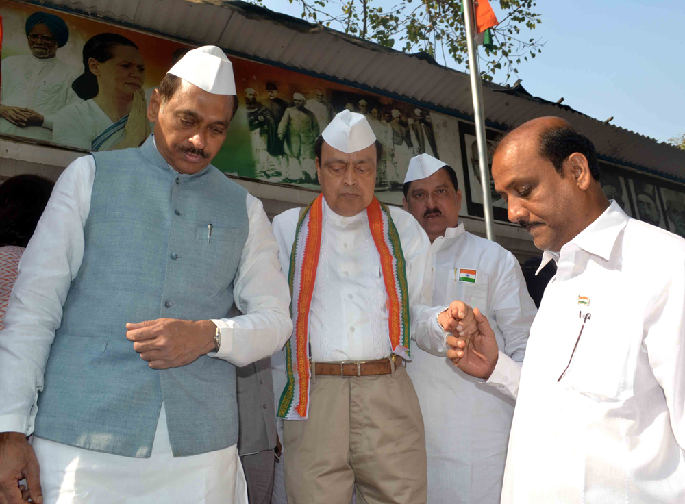 MPCC PRESIDENT MANIKRAO THAKARE & EX.UNION MINISTER & MP.MURLI DEORA ON 63RD REPUBLIC DAY AT MUMBAT CONGRESS RAJIV GANDHI BHAVAN.