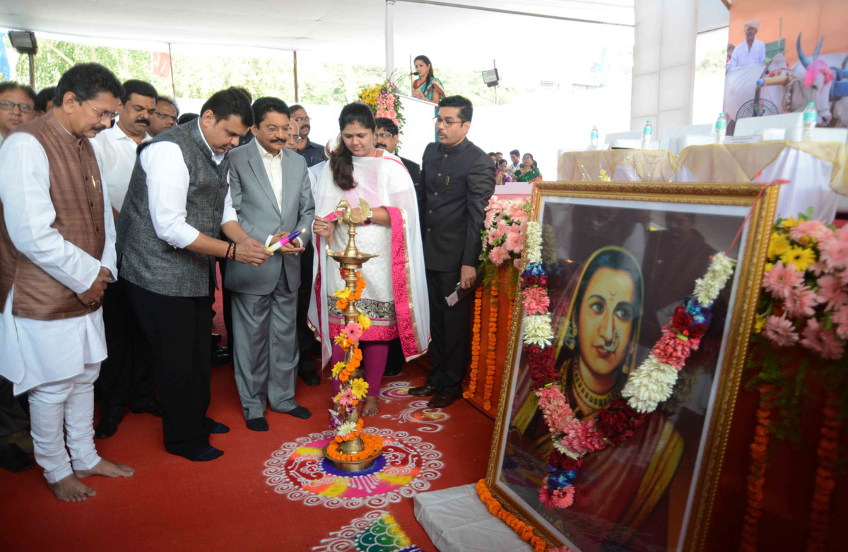 Governor Dr.Ch.Vidyasagar Rao & Chief Minister Devendra Fadnavis during Inauguration of Mahalaxmi Saras Exhibition at Bandra Reclamation.