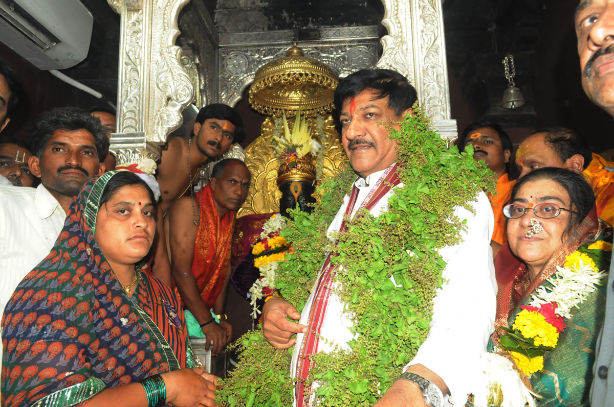 CHIEF MINISTER PRITHVIRAJ CHAVAN WITH WIFE SMT.SATAVSHEELA CHAVAN FOR VITHAL DARSHAN IN PANDHARPUR ON OCCASION OF ASHADI EKADASHI.
