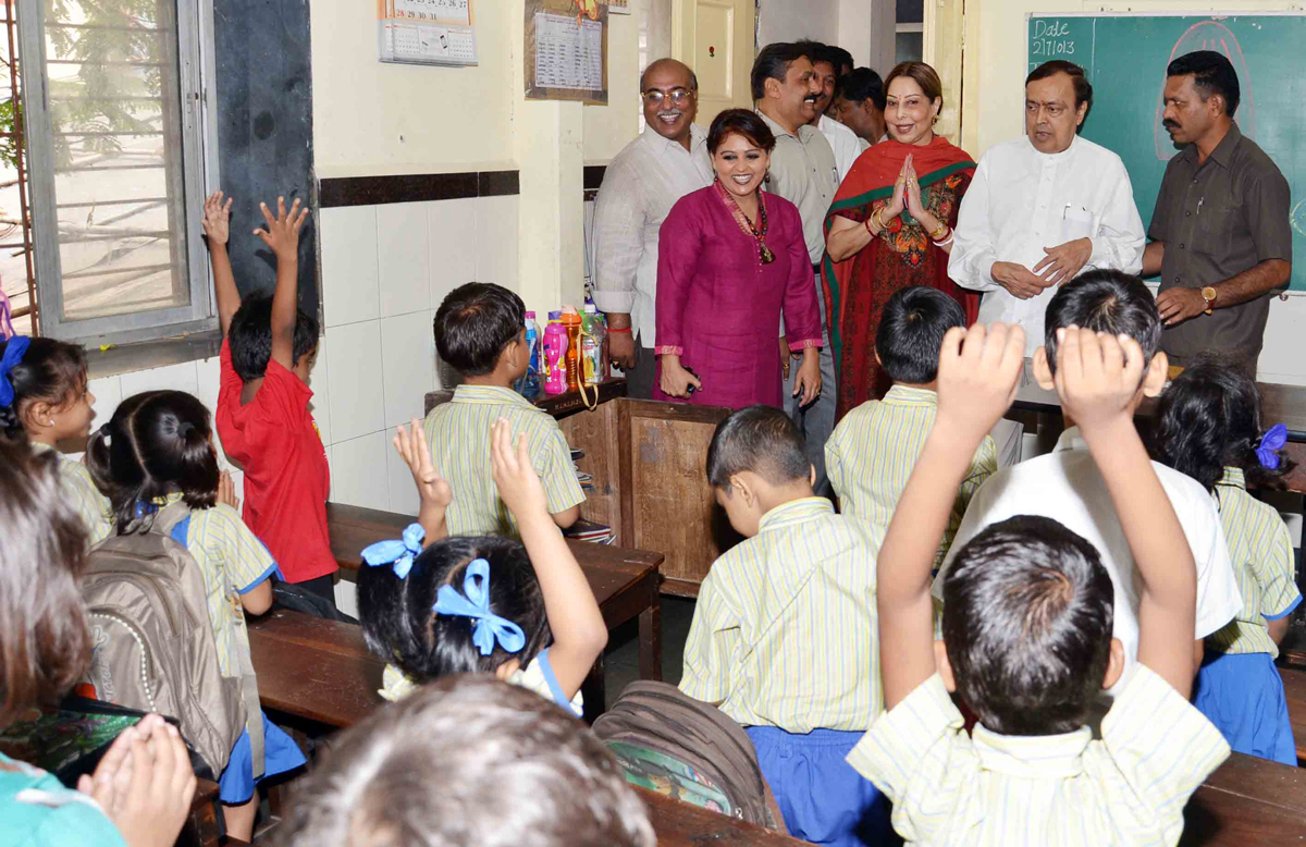 EX.UNION MINISTER & M.P.SHRI. MURLI DEORA & SMT.HEMA DEORA DURING INAUGURATION OF LIBRARY (M.P.FUND) AT MARWADI COMMERCIAL HIGH SCHOOL GIRGAON.