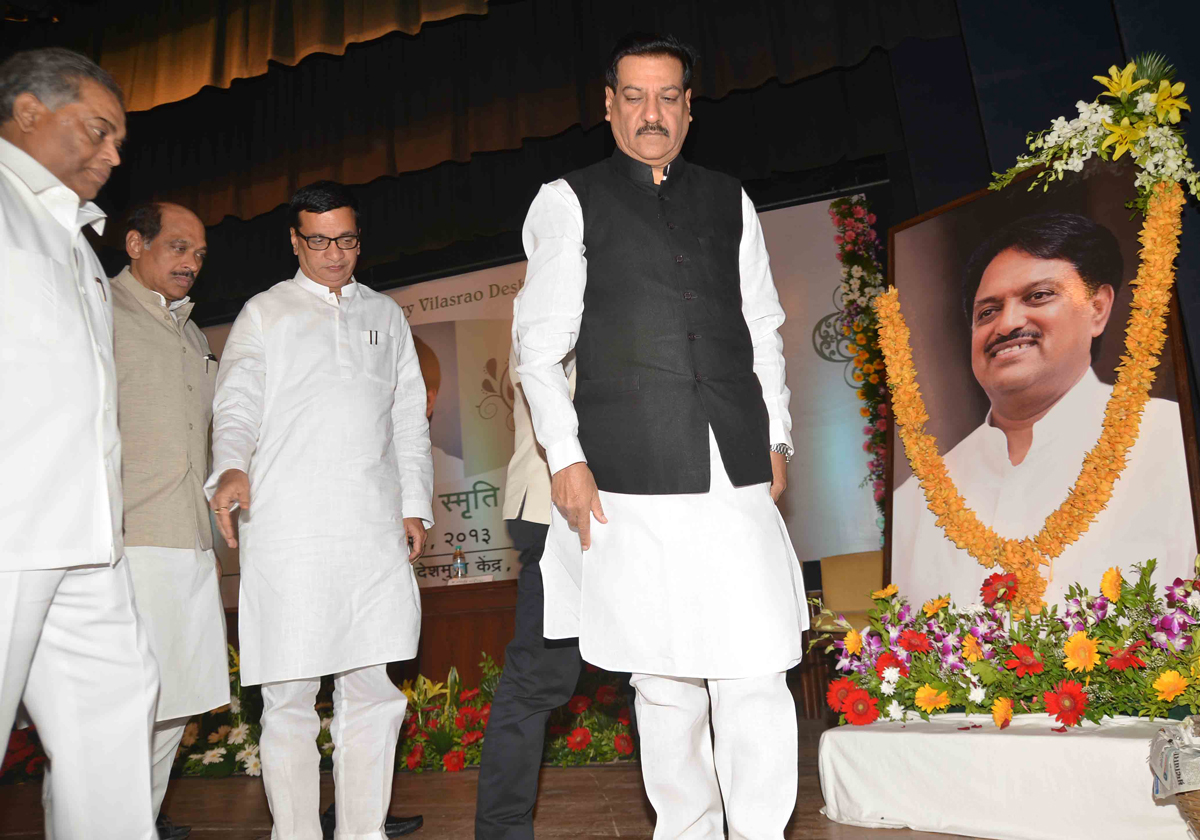 TRIBUTE TO LATE EX,CHIEF MINISTER & UNION MINISTER  VILASRAO DESHMUKH ON HIS 1ST DEATHY ANNIVERSARY BY ALL PARTY LEADERS AT Y.B.CHAVAN CENTER IN MUMBAI.