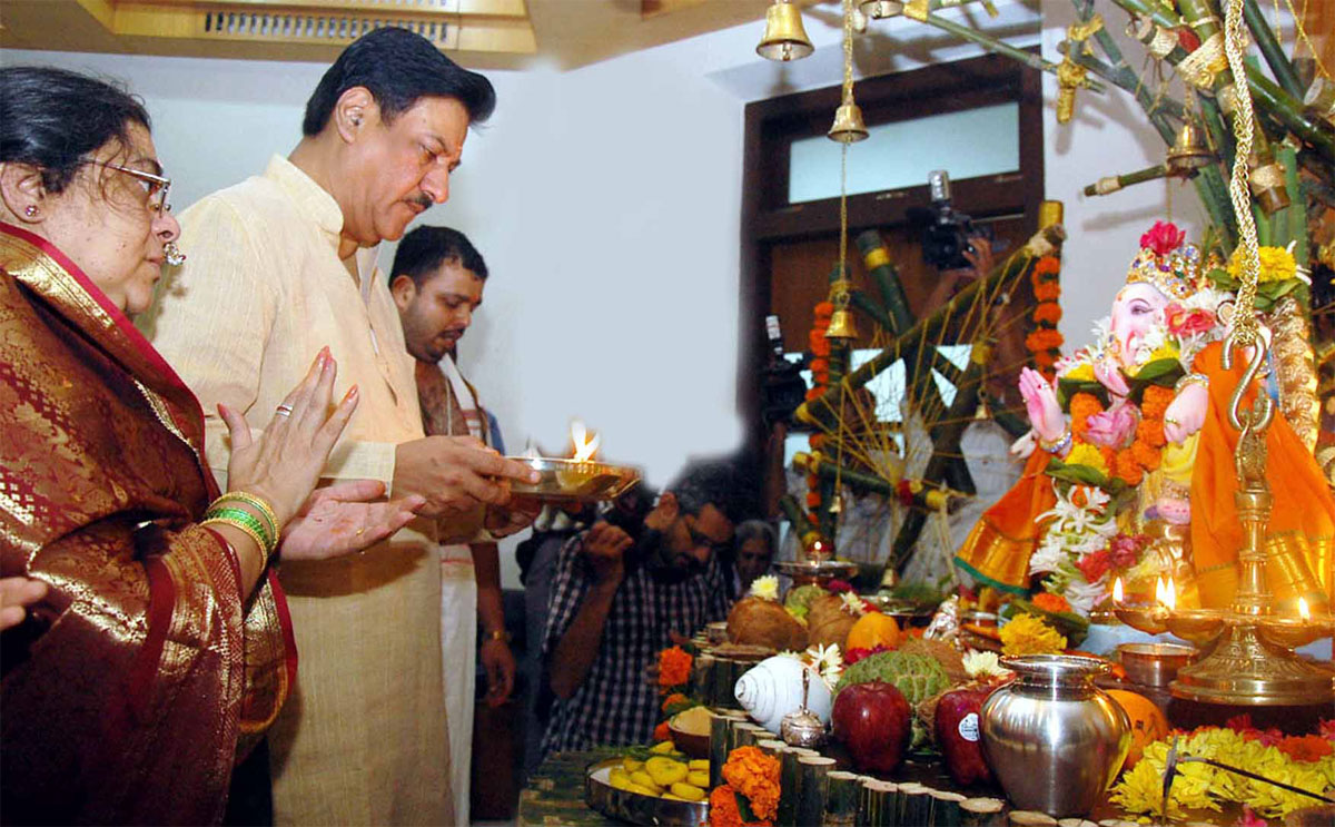 CHIEF MINISTER PRITHVIRAJ CHAVAN DOING GANESH POOJA AT THEIR RESIDENCE IN MUMBAI.