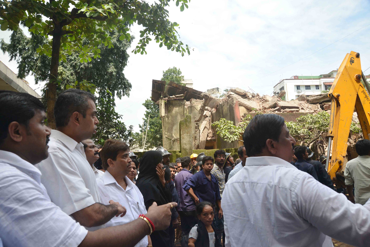 BUILDING COLLAPSED AT DOCKYARD .