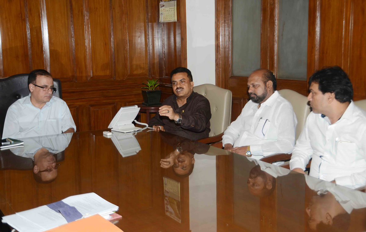 MRCC President Sanjay Nirupam Meets BMC Commissioner Ajoy Mehta at BMC Head Office.
