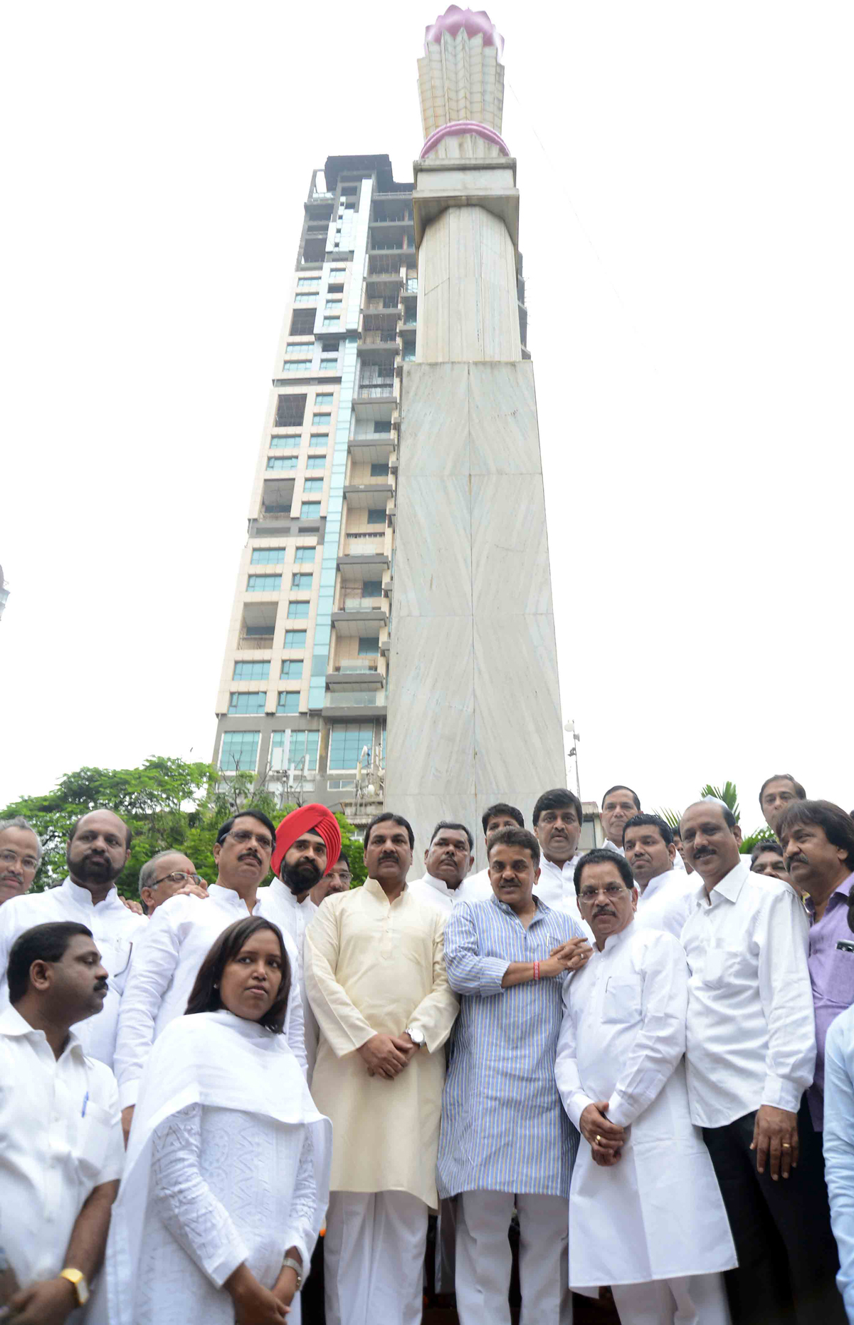 Congress Leader's Homage to Krantiveer's on Occasion of Kranti Din at August Kranti Maidan Gawalia Tank.