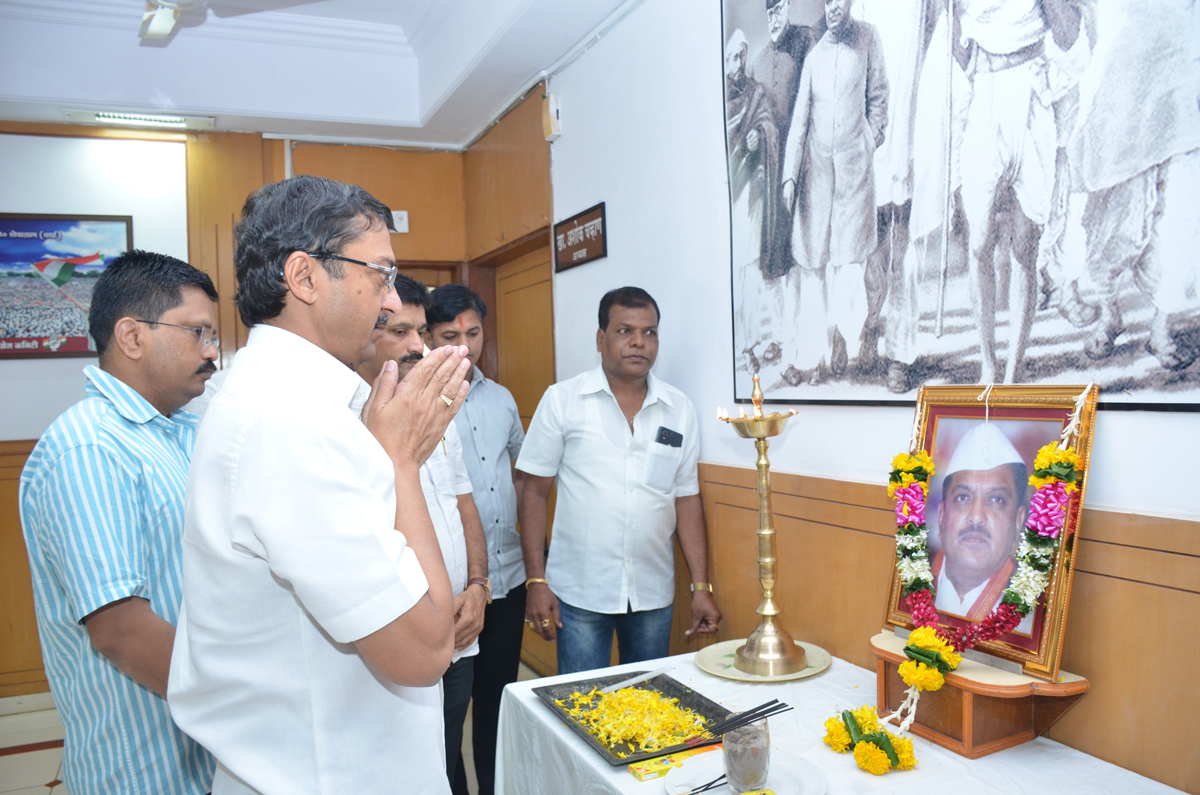 MPCC Tribute to Late Former Chief Minister Vilasrao Deshmukh on his Death Anniversary at Tilak Bhavan.