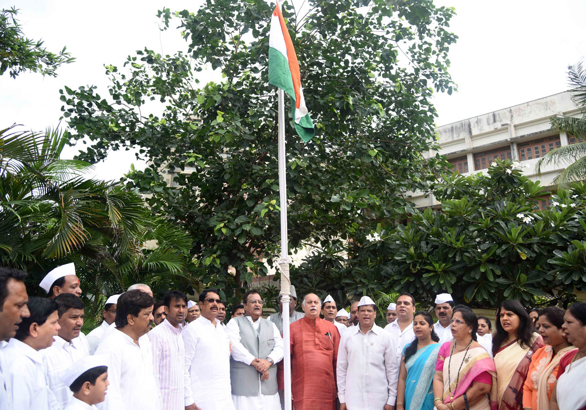 Congress Leader AICC Gen. Sec. CWC Member Gurudas  Kamat  on 70th Independence Day at D.N.Nagar Andheri.