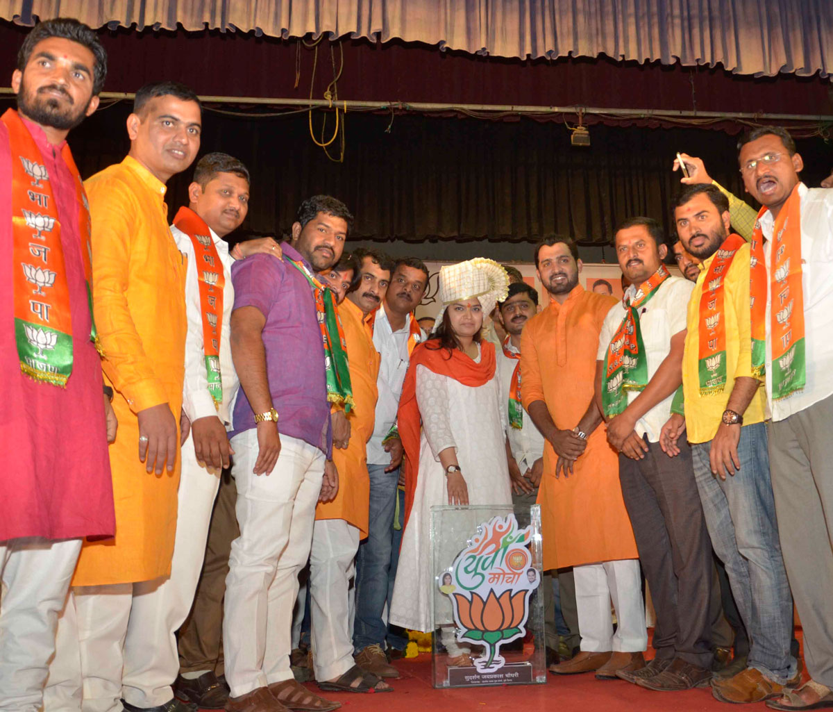 BJP MP & Yuva Morcha President Poonam Mahajan Felicitated on her visit Mumbai to Pune.