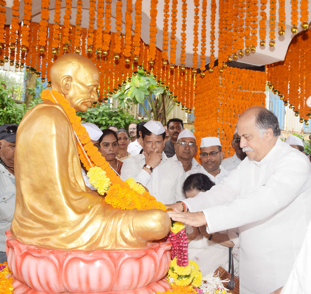 Congress Party Leader Gurudas Kamat Paying Tribute to Mahatma Gandhiji & Former Prime Minister Lal Bahadur Shashtriji on their Jayanti.