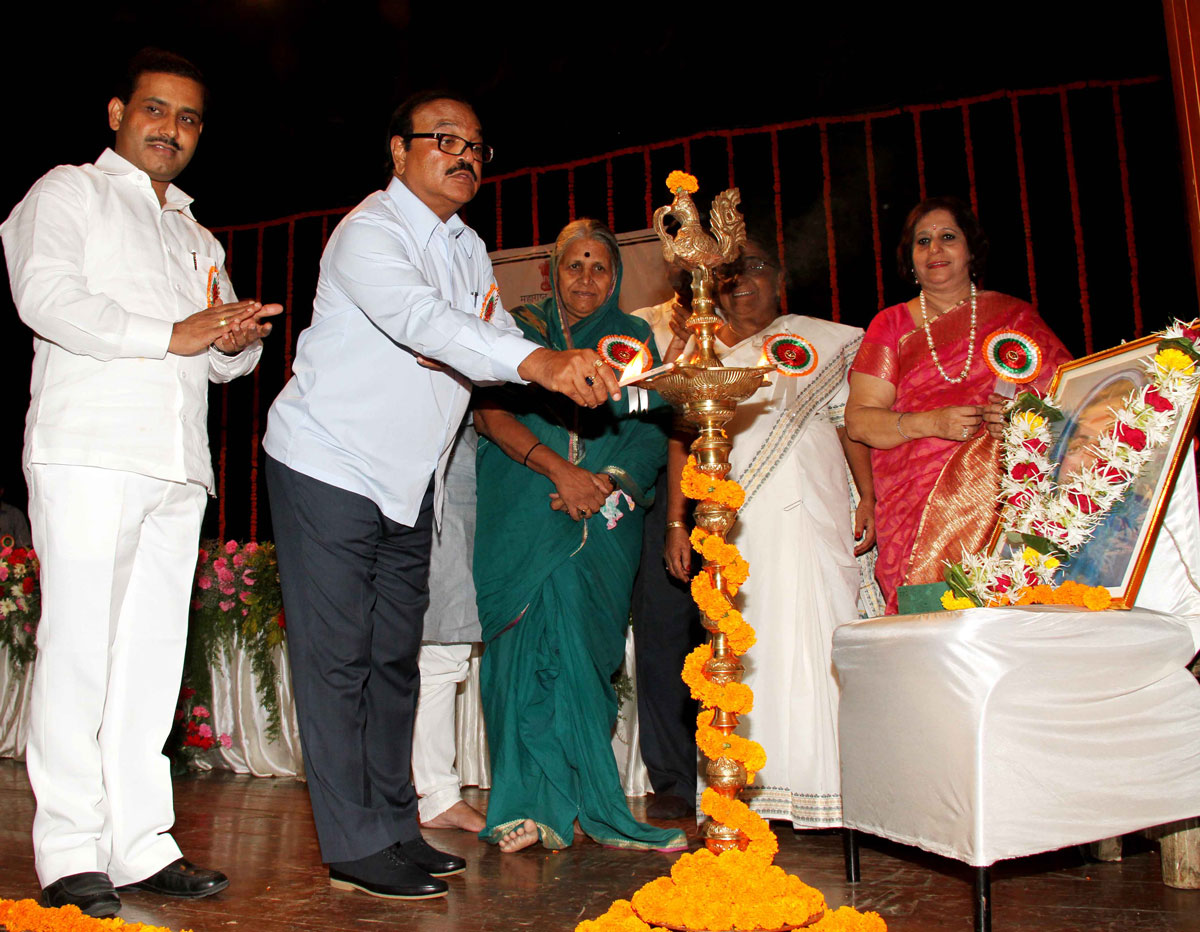 MINISTER CHHAGAN BHUJBAL IN SAVITRI BAI PHULE PURSKAR AT K.C.COLLAGE.
