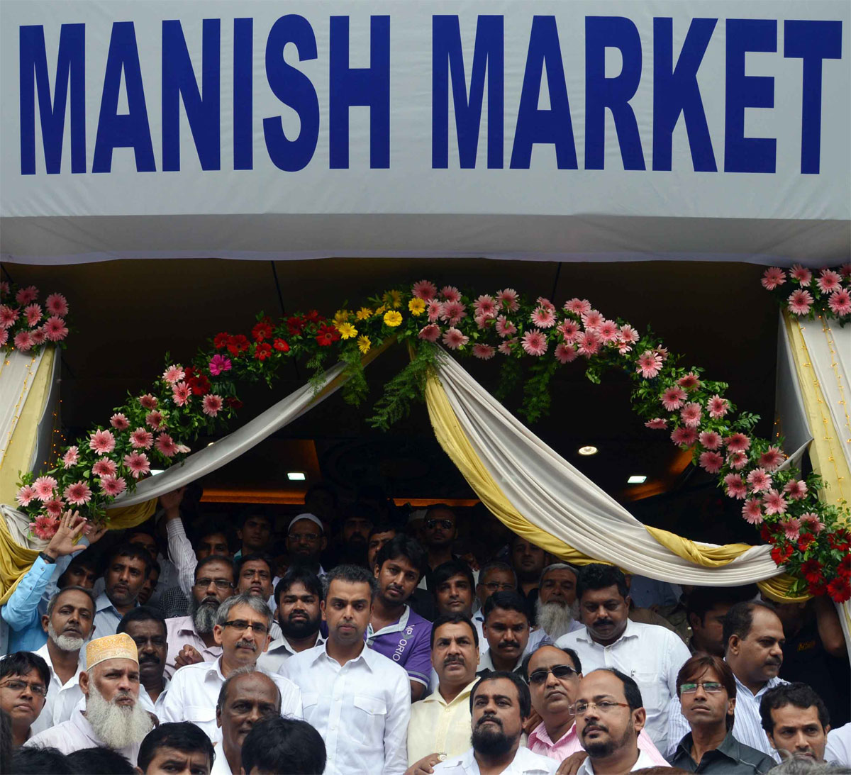 UNION MINISTER OF STATE MILIND DEORA INAUGURATED MANISH MARKET IN MUMBAI.