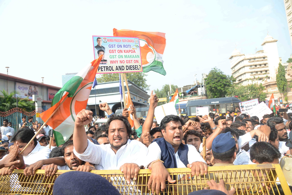 Mumbai Youth Congress President Ganeshkumar Yadav with Team Protest Against Daily Increasing Petrol- Diesel Price Hike Rates.