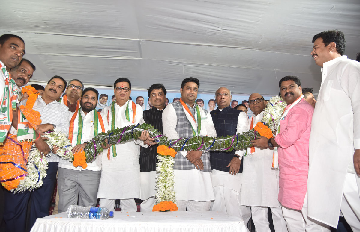 Youth Congress Leader Ganeshkumar Yadav organised Sion Koliwada Festival.