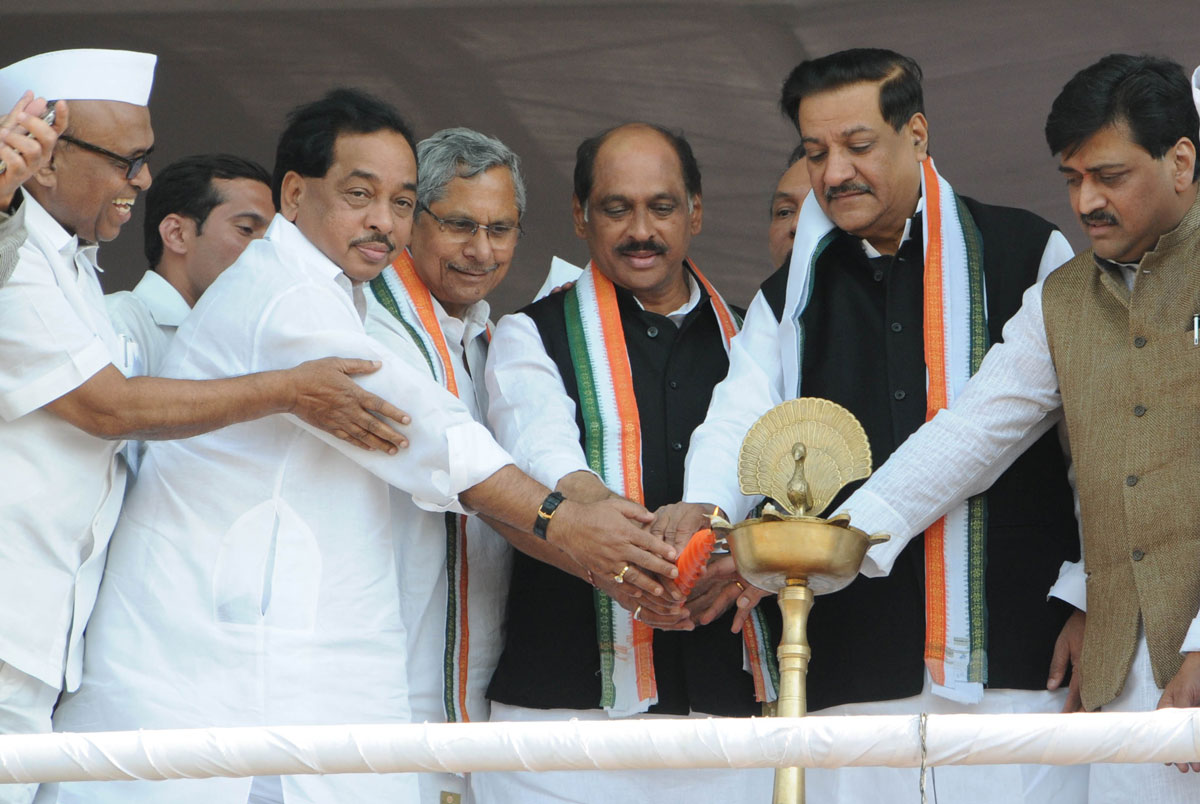 CHIEF MINSITER PRITHVIRAJ CHAVAN & ALL CONGRESS LEADER'S IN CONGRESS VACHANPURTI MELAWA ON 127th YEAR'S CONGRESS FOUNDATION DAY CELEBRATION AT SOMAIYA GROUND.