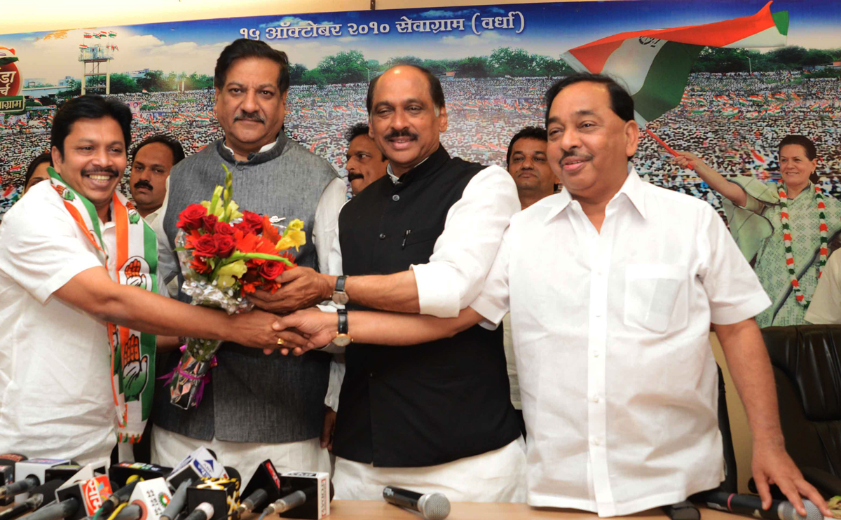 CHIEF MINISTER PRITHVIRAJ CHAVAN,MPCC PRESIDENT MANIKRAO THAKRE,MINISTER NARAYRNRAO RANE WELCOMED TO NCP LEADER SANDESH PARKAR JOINT CONGRESS PARTY AT GANDHI BHAVAN.