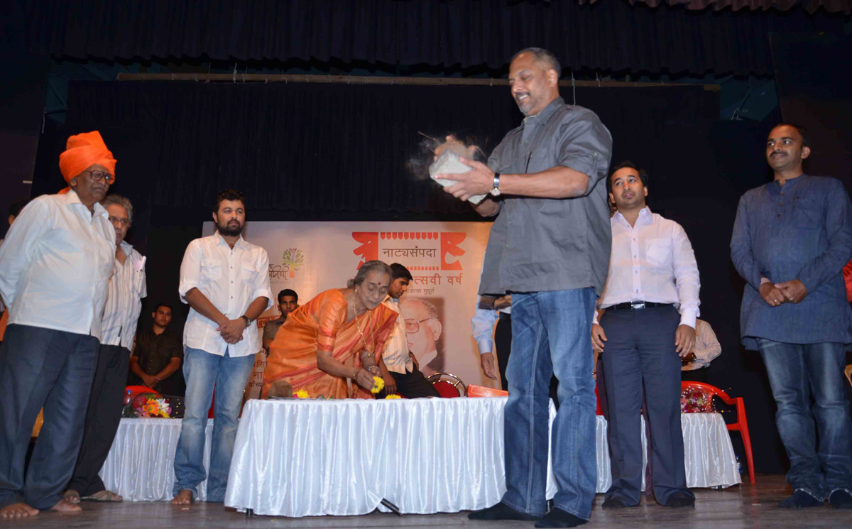 SWABHIMAAN SANGHATANA PRESIDENT NITESH NARAYANRAO RANE & DISTINGUISHED MARATHI AND BOLLYWOOD ACTOR NANA PATEKAR.AT SHIVAJI MANDIR DADAR.