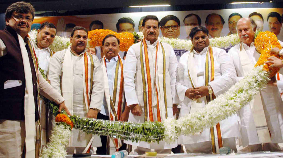 CHIEF MINISTER PRITHVIRAJ CHAVAN,MUMBAI CONGRESS PRESIDENT JANARDHAN CHANDURKAR DURING MUMBAI DISTRICT CONGRESS COMMITTEE WORKERS SAMMELAN AT GHATKOPAR.
