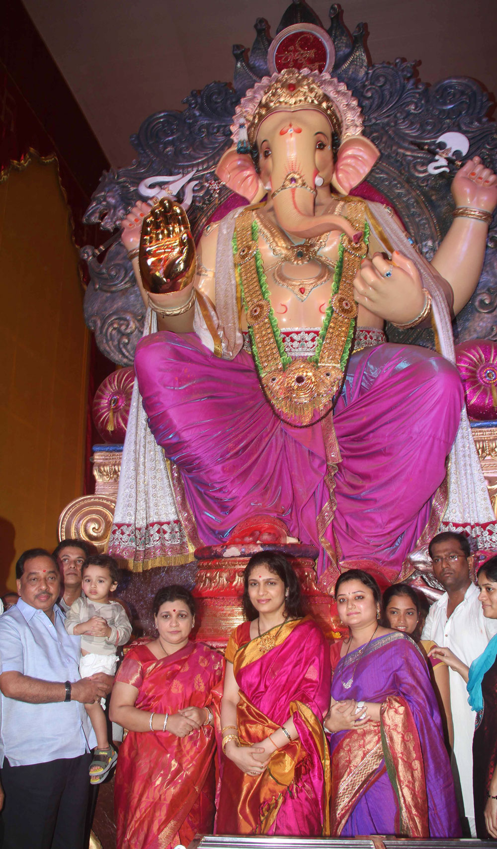 MINISTER NARAYANRAO RANE FOR GANESH DARSHAN AT GANESH GALI LALABAUGH.