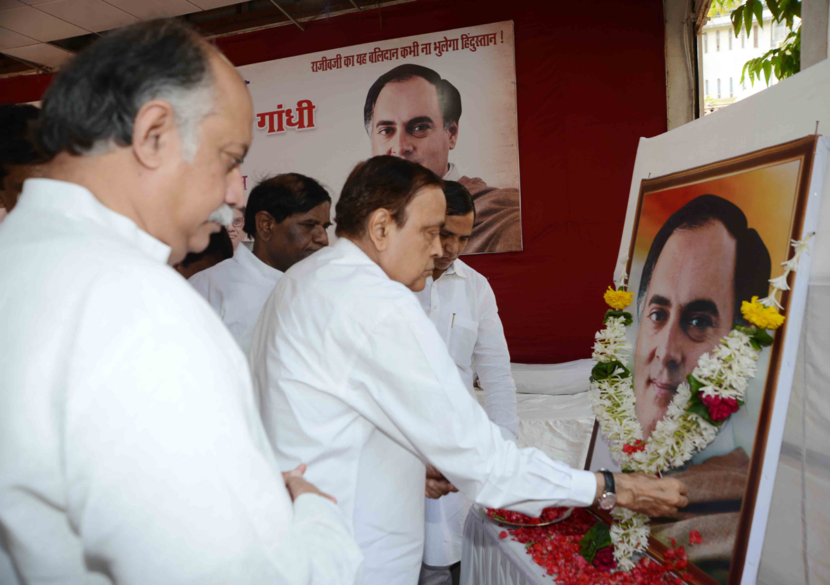MUMBAI CONGRESS PAYING TRIBUTE TO LATE PRIME MINISTER RAJIV GANDHI ON HIS DEATH ANNIVERSARY AT MRCC RAJIV GANDHI BHAVAN AZAD MAIDAN.