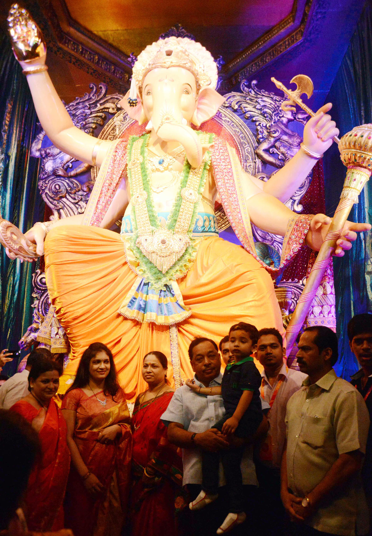 Minister Narayanrao Rane took Darshan at Lalabaugh.
