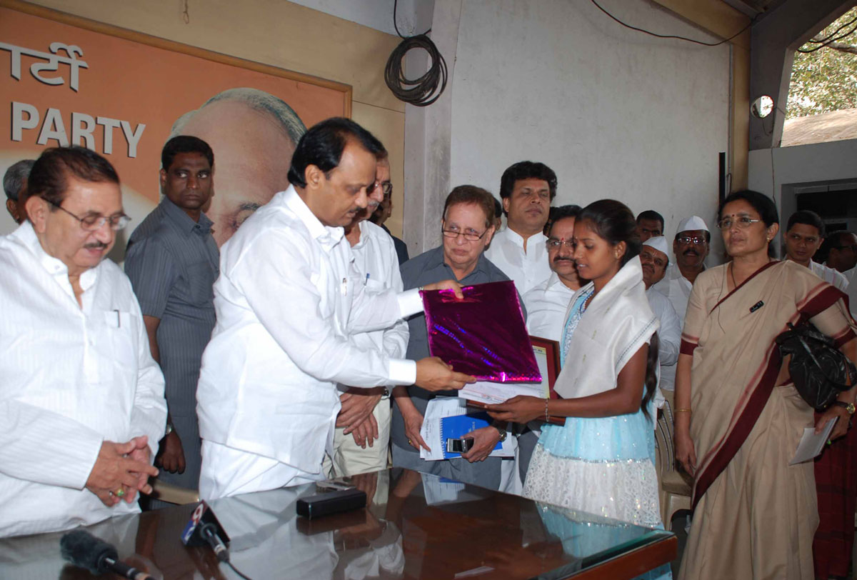 DY.CHIEF MINISTER AJIT PAWAR FELICITATED POOR  ALKA SARODE ON SHOWING HER HONESTY AT NCP BHAVAN NARIMAN POINT.
