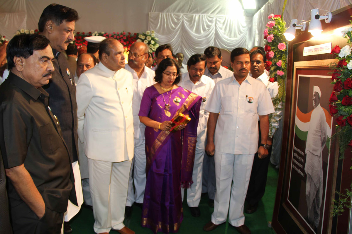 GOVERNOR K.SANKAR NARAYANAN , CHIEF MINISTER PRITHVIRAJ CHAVAN & DY.CHIEF MINISTER AJIT PAWAR AT NARMAN POINT MANORA.