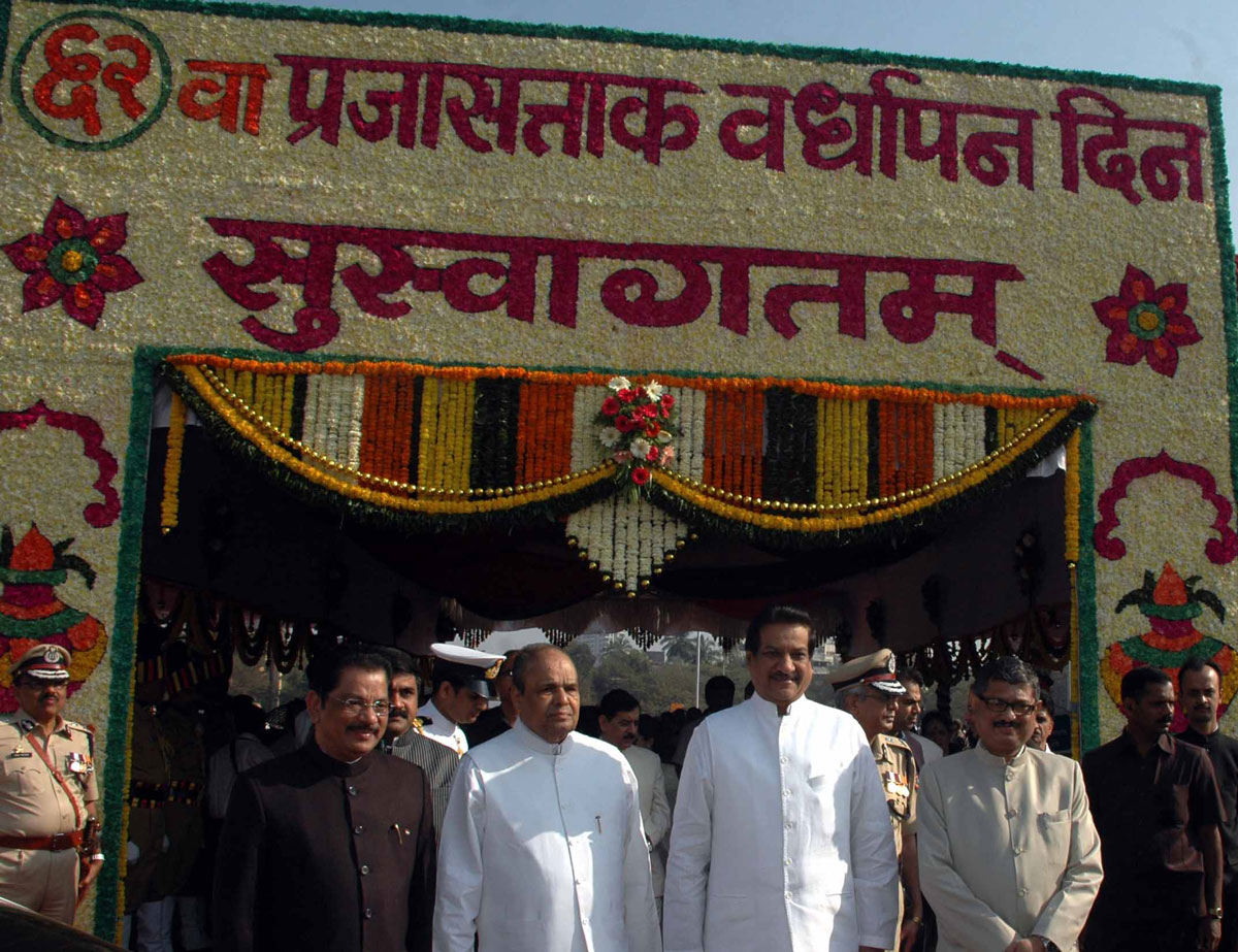 GOVERNOR K.SANKAR NARAYANAN & CHIEF MINISTER PRITHVIRAJ CHAVAN ON REPUBLIC DAY AT DADAR SHIVAJI PARK.