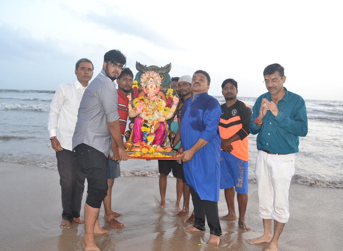 MRCC President Sanjay Nirupam during Ganesh Visarjan at Juhu Chowpatty.